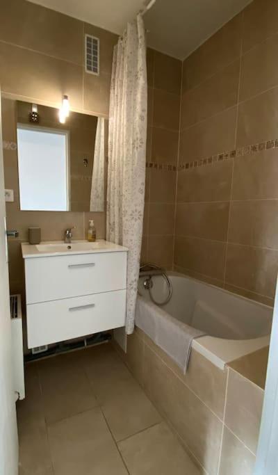 Beau Studio Cosy Et Calme - Face A La Gare De Rosny-Sous-Bois - 20Mn De Paris Et Disneyland Екстериор снимка